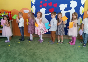 Dzieci rozpoczynają taniec z kolorowymi kartkami papieru